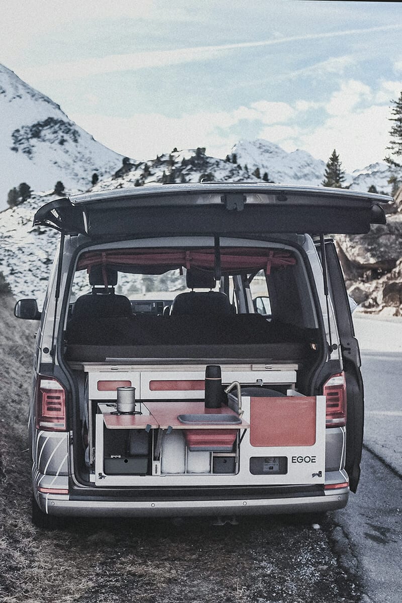Campingbox von EGOÉ Roamer 400 Multivan T5 / T6 Kochmodul / Heckküche mit Bergen in Winterlandschaft