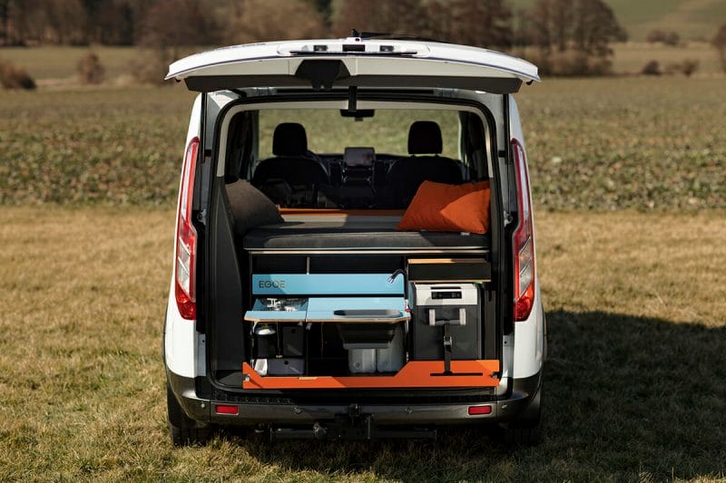 Campingbox von EGOÉ Roamer 550 Kochmodul / Heckküche mit ausgelegter Liegefläche in einem Ford Custom