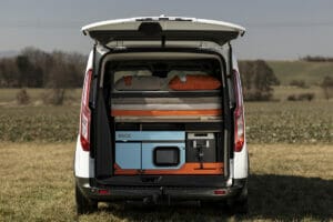 Campingbox von EGOÉ Roamer 550 Kochmodul / Heckküche mit zusammengeklappter Liegefläche in einem Ford Custom