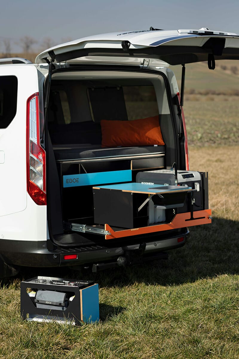Campingbox von EGOÉ Roamer 550 Kochmodul / Heckküche mit ausgelegter Liegefläche in einem Ford Custom