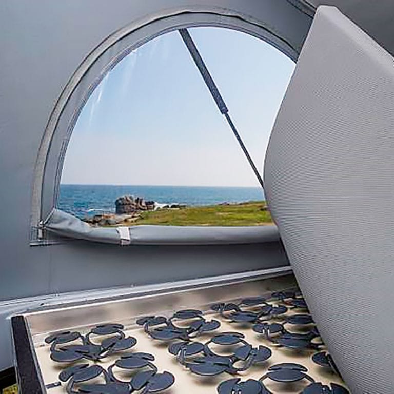 Schlafdach mit Sicht durch das Panoramafenster aufs Meer
