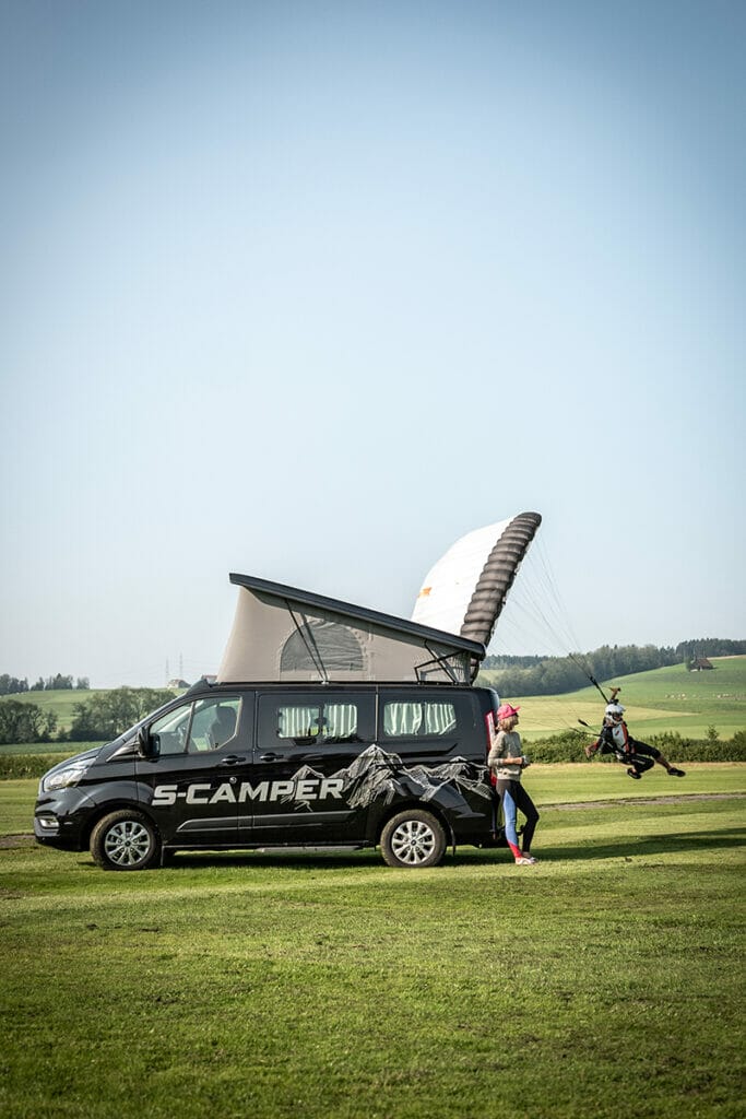 S-Camper Campervan Ford mit offenem Aufstelldach / Schlafdach mit Gleitschirmflieger
