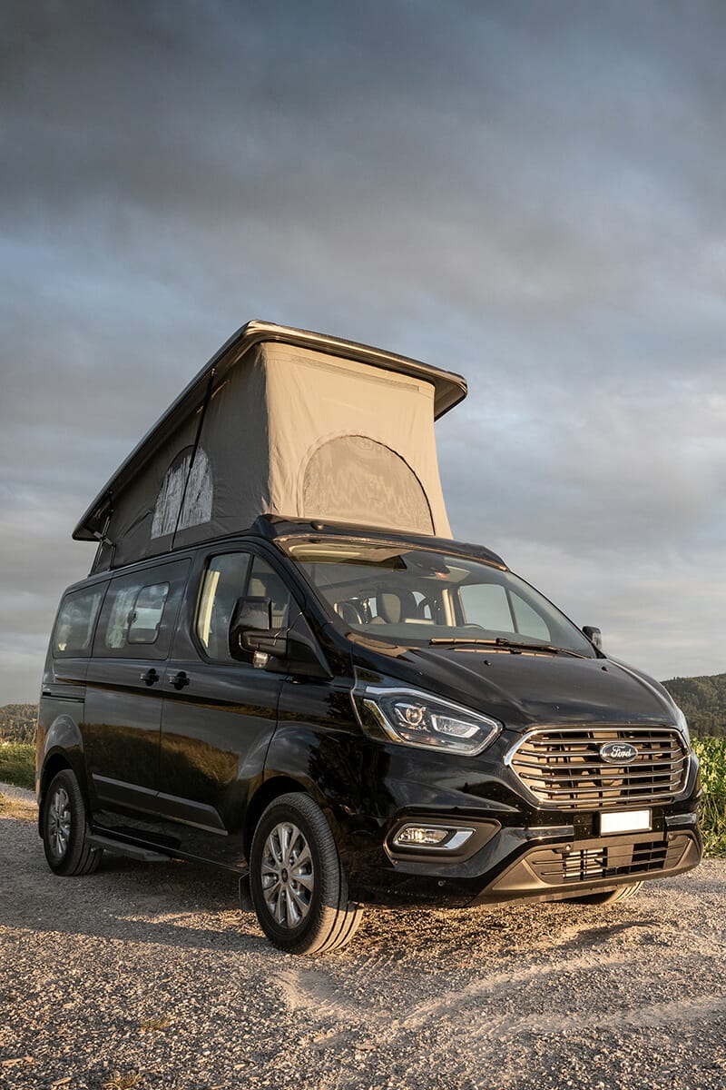 Ford S-Camper Campervan mit SCA Aufstelldach auf Kiesplatz
