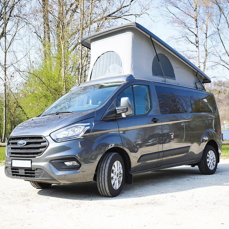 Ford Campervan mit SCA Aufstelldach auf Parkplatz